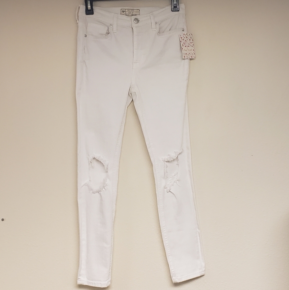 FREE PEOPLE WHITE BUSTED KNEE JEANS - Picture 2 of 5